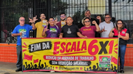 Grupo de trabalhadores com faixa da campanha