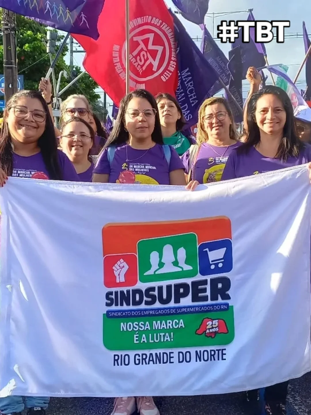Mulheres em mobilização com bandeira do SINDSUPER